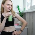 Co pić na oczyszczenie jelit, by poczuć się lekko?