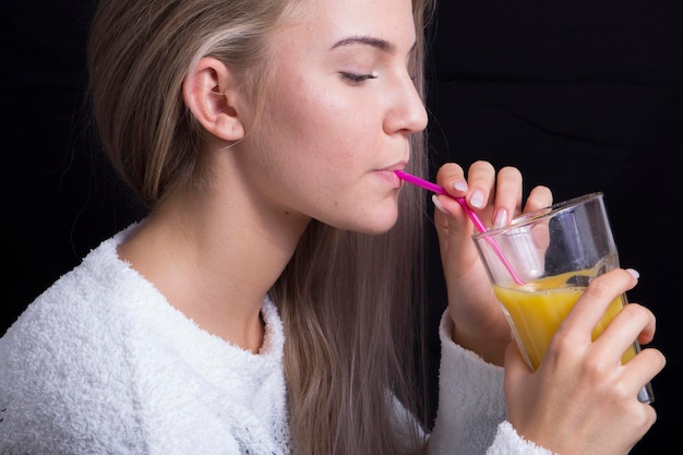 Jakie właściwości ma sok z selera naciowego i kiedy warto po niego sięgnąć?