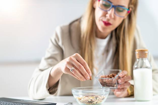 Jak zażywać błonnik, by wspierał codzienne funkcjonowanie?