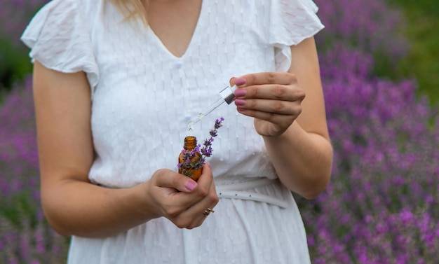 Olejek eteryczny lawendowy jak stosować w codziennej pielęgnacji?