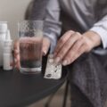 Jakie leki zatrzymują wodę w organizmie i kiedy należy zwrócić na to uwagę?
